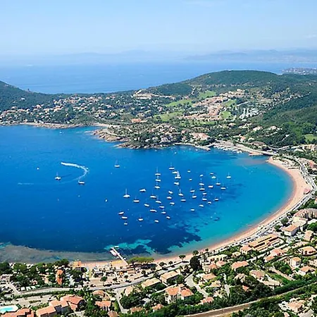 Дом отдыха Bungalow De 2 Chambres A Raphael A 50 M De La Plage Avec Vue Sur La Mer Piscine Partagee Et Terrasse Сен-Рафаэль