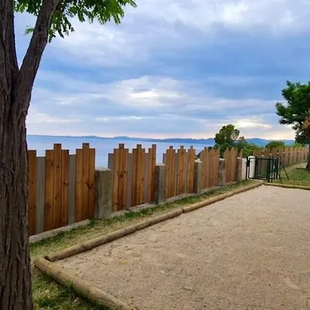 Bungalow De 2 Chambres A Raphael A 50 M De La Plage Avec Vue Sur La Mer Piscine Partagee Et Terrasse * Сен-Рафаэль